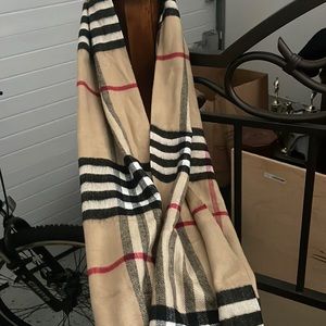 Burberry LOOKING scarf